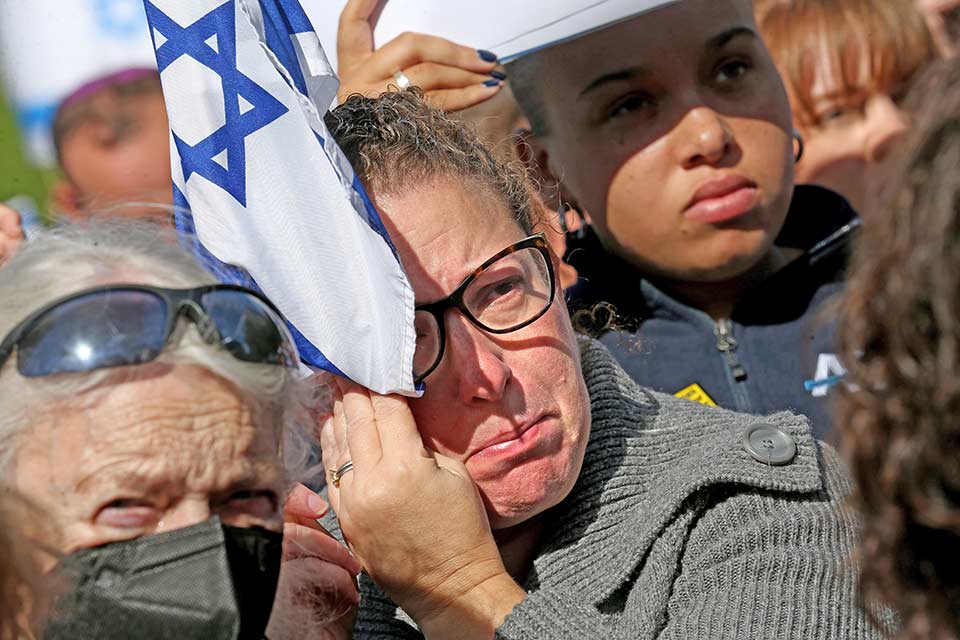 在波士顿公园举行的支持以色列的集会上，一名妇女开始哭泣.