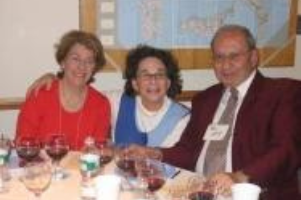 Image of Susan Posner, Sharon Sokoloff and Ron Levy at a table in 2008.