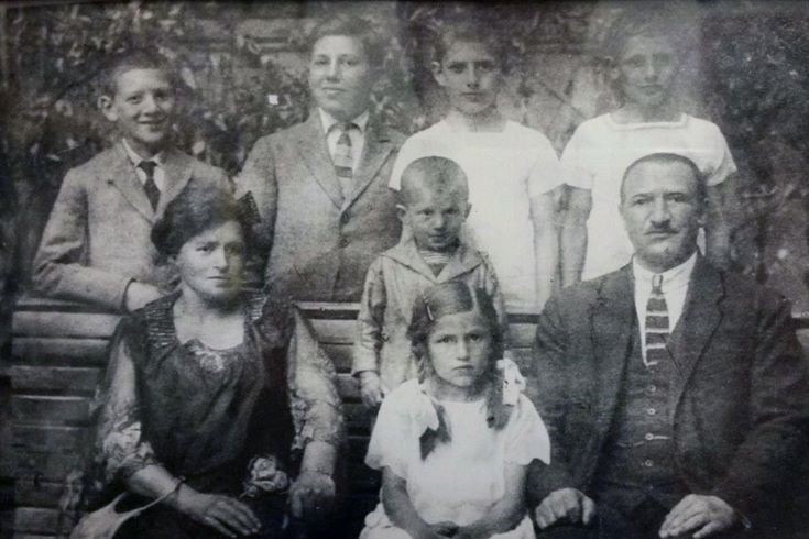 Bickels family before the Second World War (Private collection of Ori Bickels)