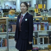 Moldir standing in a library
