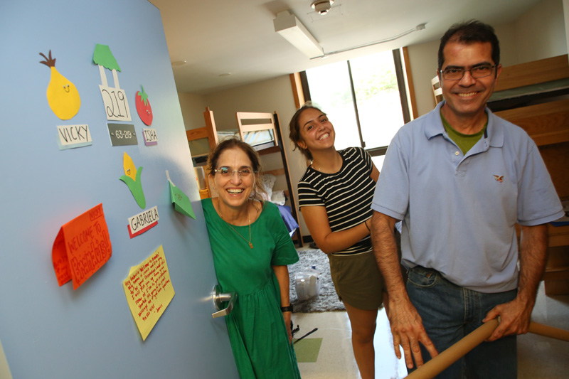 A first-year gets some help from her family as she moves in to her residence hall.