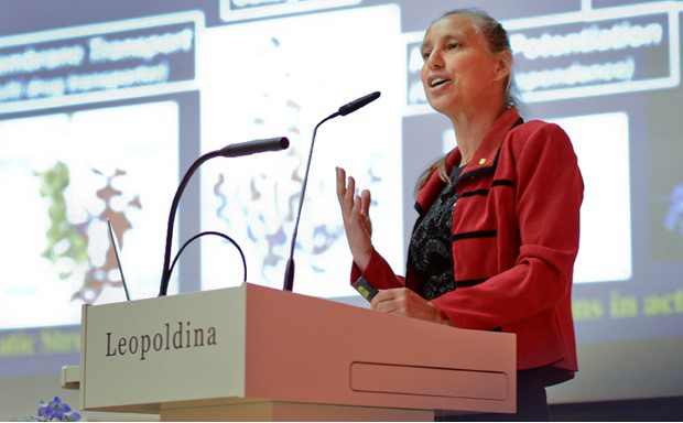 Kern delivers a speech on protein structures at the Leopoldina's annual meeting. 