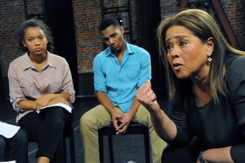 Anna Deavere Smith speaking with some students.