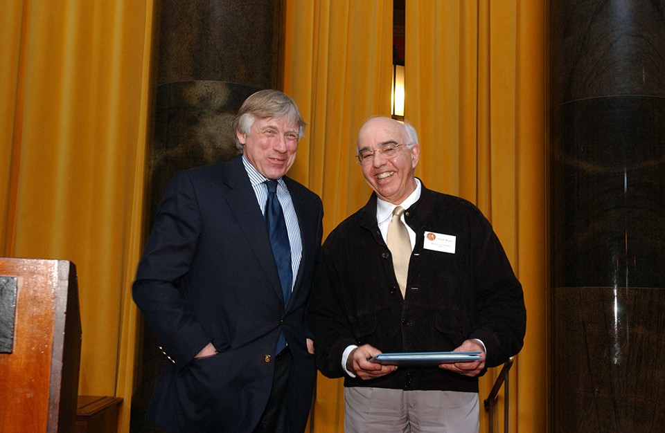 Lee Bollinger presents Yehudi Wyner with the 2006 Pulitzer Prize