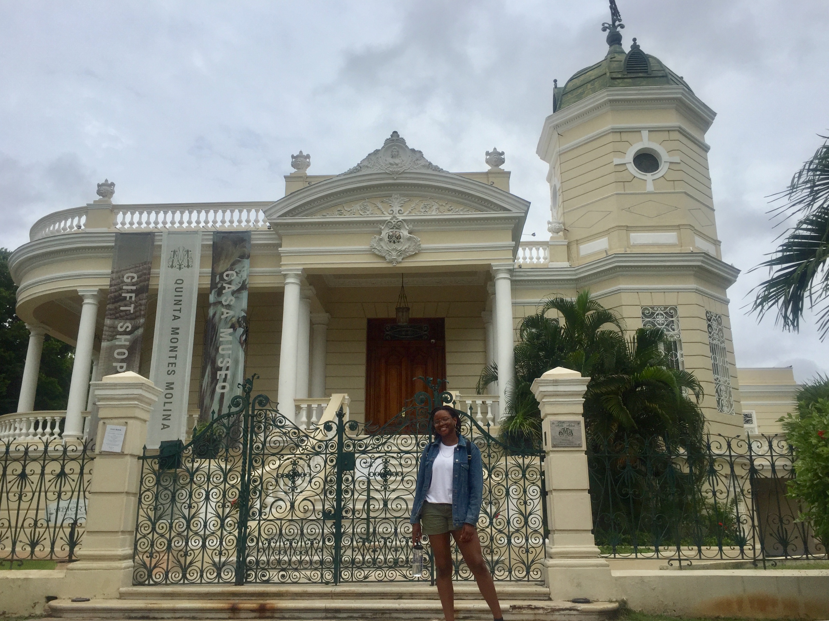 Carmela standing in front of a museum in Mexico.