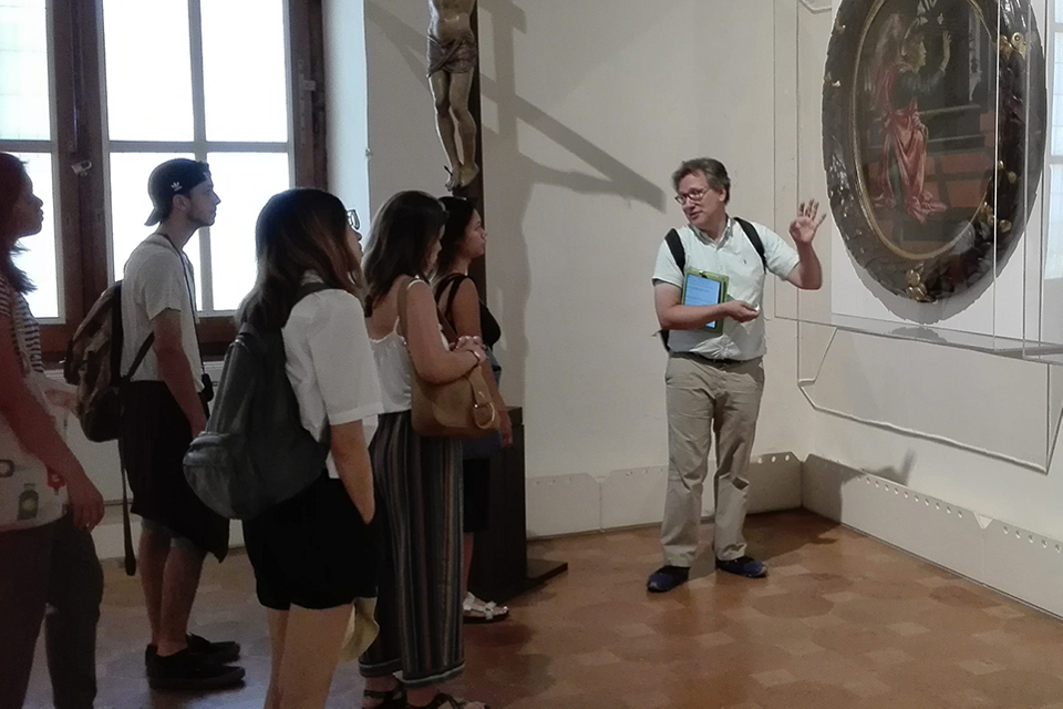 Brandeis Professor Jonathan Unglaub teaches a group of Brandeis students on Brandeis in Siena