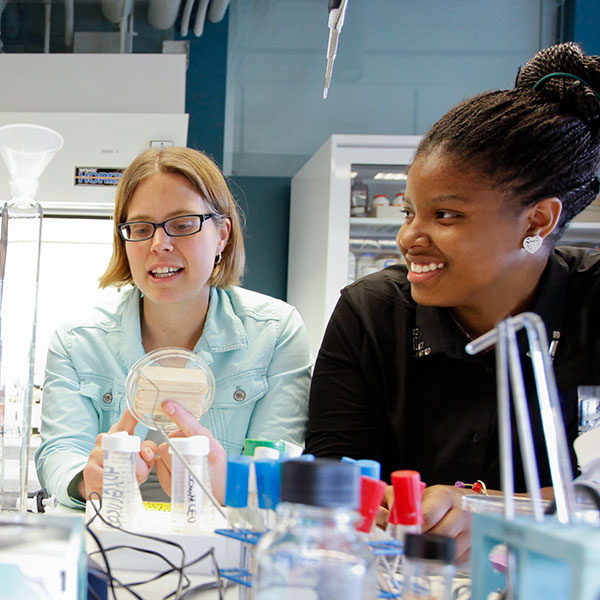 Melissa Kosinski-Collins talks with a student in the lab