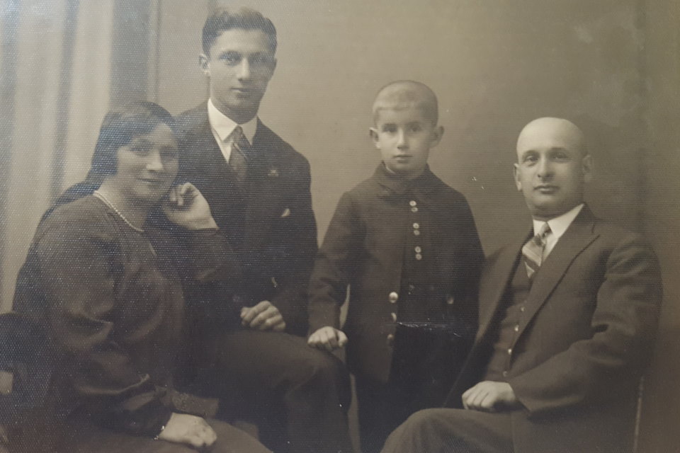 Mordecai's family around 1929 in Białystok, Poland. From left to right: Roza (mother), Mordecai, Moshe (brother) and Elhanan (father).