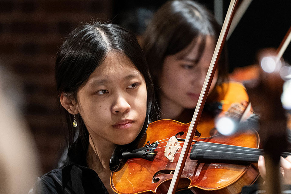 dark haired girl playing violin