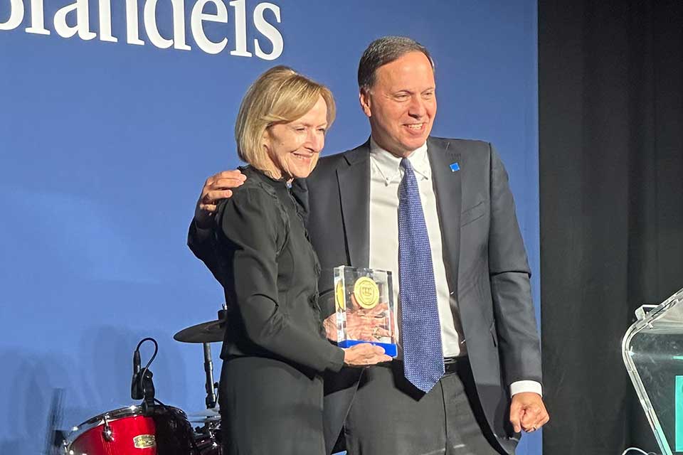 Judy Woodruff receives the BNC Sachar Award from Ron Liebowitz