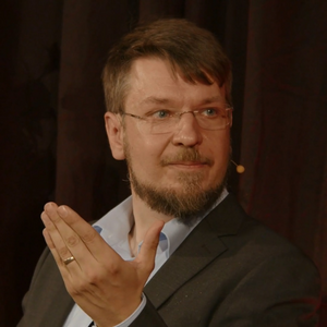 Headshot of Sebastian Seiffert speaking with a mic.