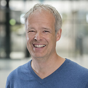 Head shot of Gerrit Lohmann smiling in a blue shirt