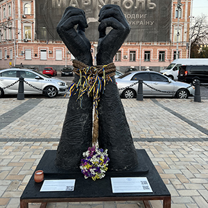 a sculpture of 2 hands in a town square