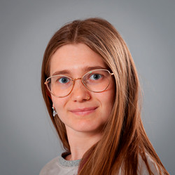 Head shot of Marleen with a soft smile looking at the camera