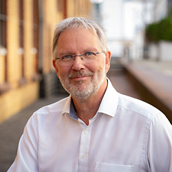 Head shot of Arnd Henze smiling at the camera
