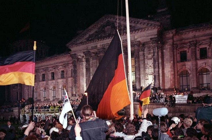 Berlin 1990, German reunification in front of the Reichstag