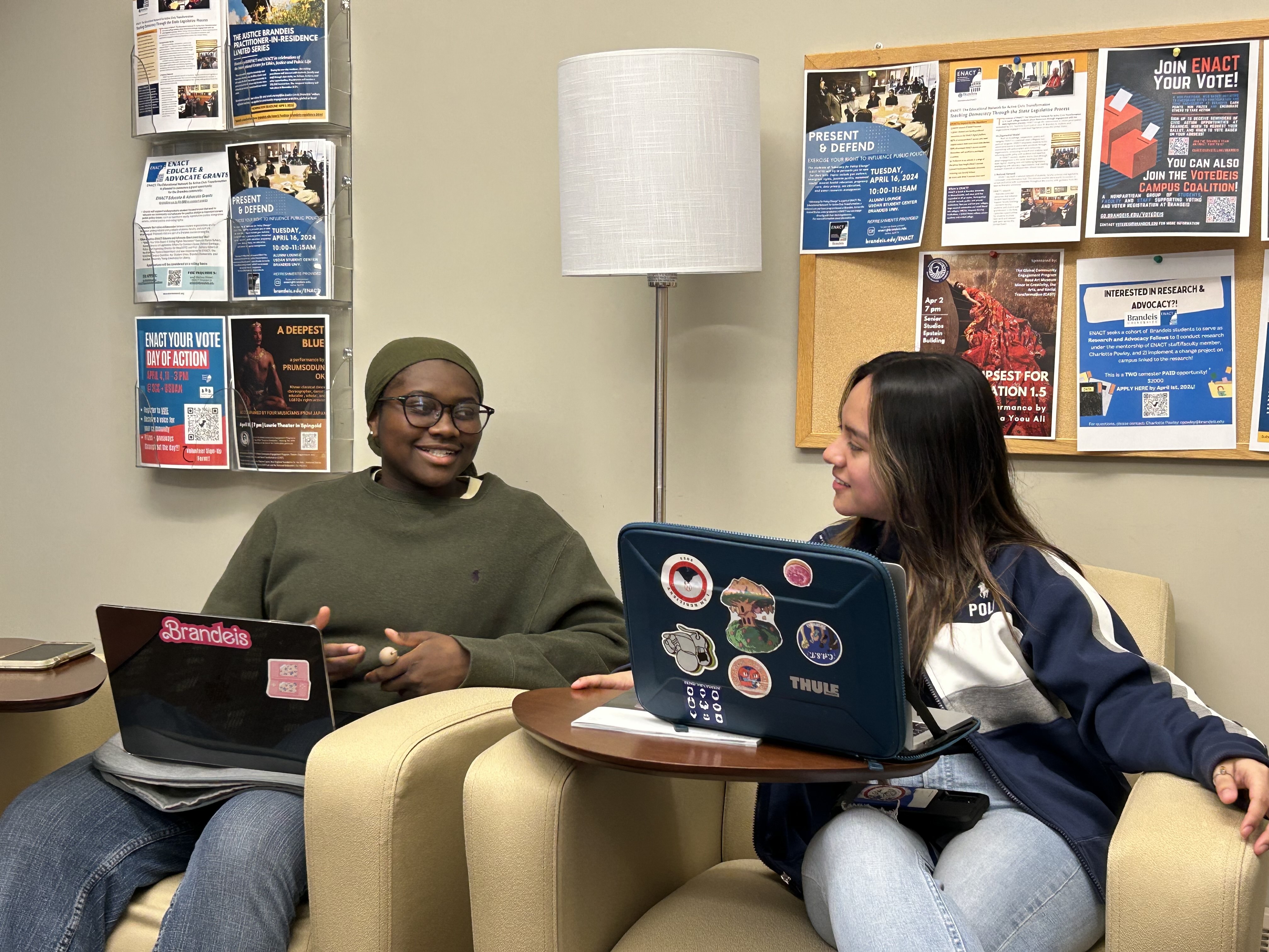 Peer Mentor Liz Sandoval '25 meets with a AY 23-24 Samuels Scholar Jananbe Meite '27 to provide peer mentorship and support.