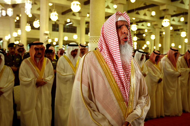 Grand Mufti of Saudi Arabia, and head of the Council of Senior Religious Scholars, Sheik Abdul-Aziz Al-Sheik, prays at the Imam Turki bin Abdullah mosque during Eid al-Fitr morning prayers in Riyadh, Saudi Arabia, Sept. 9, 2010. 