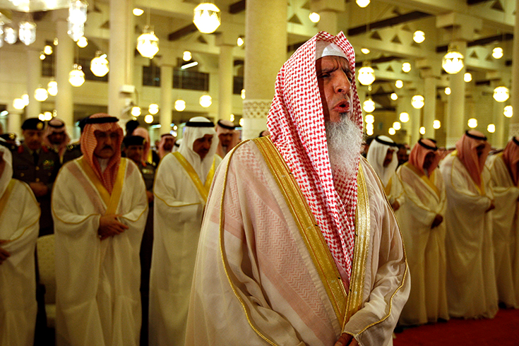 Grand Mufti of Saudi Arabia, and head of the Council of Senior Religious Scholars, Sheik Abdul-Aziz Al-Sheik, prays at the Imam Turki bin Abdullah mosque during Eid al-Fitr morning prayers in Riyadh, Saudi Arabia, Sept. 9, 2010.