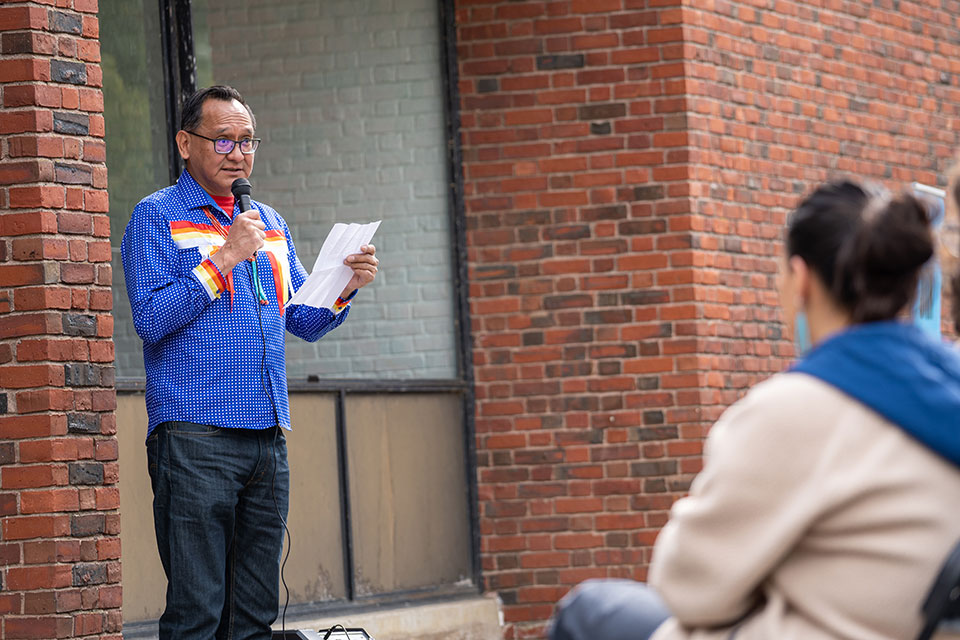 Lee Bitsóí outside speaking to people