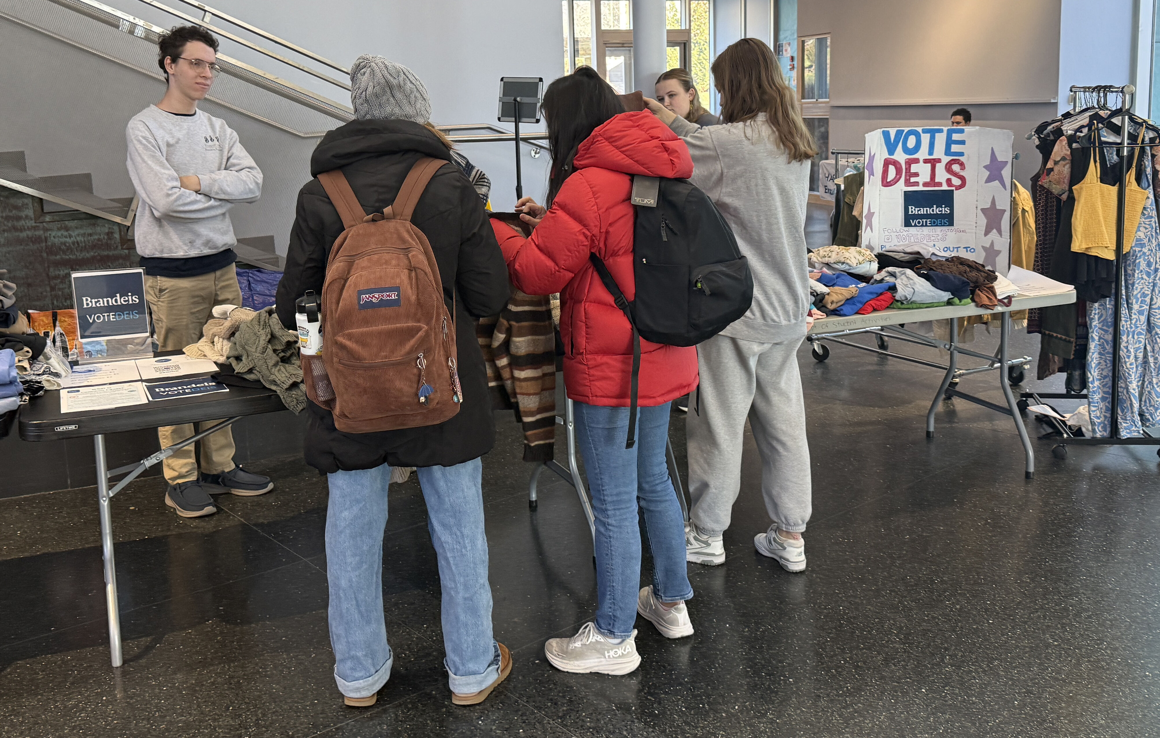 VoteDeis students host thrift pop-up