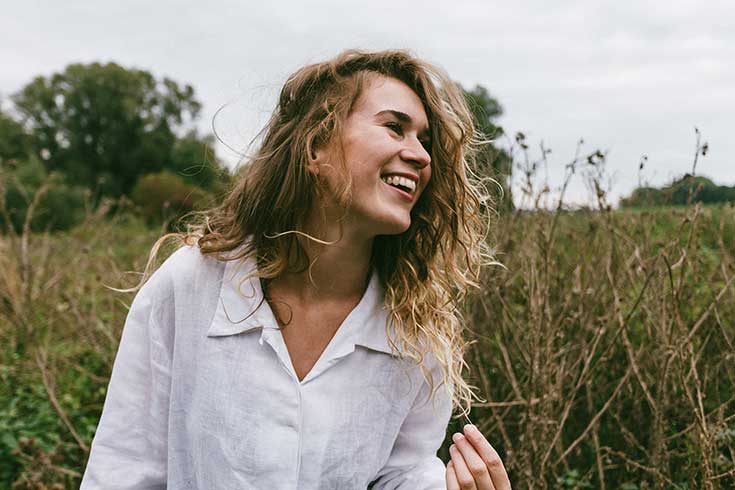 Anneloes van Schuppen in a field