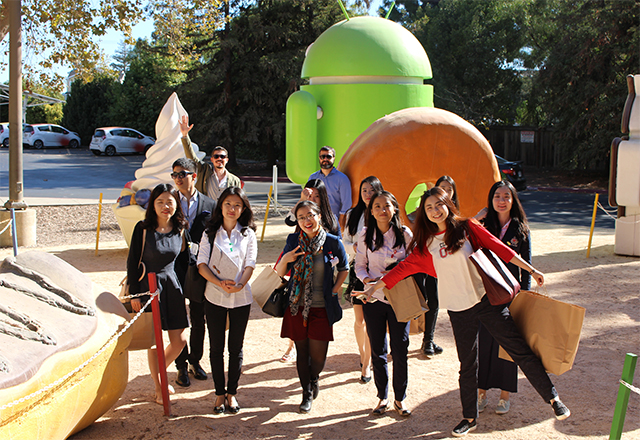 Students at the San Francisco/Silicon Valley Industry Trek visit Google.