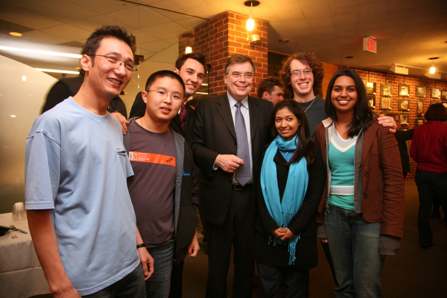 Geir Haarde poses with a group of Brandeis IBS students.