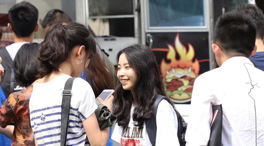 Students lined up for a food-truck lunch during orientation.