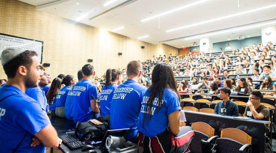 Leadership Fellows answered first-year students' questions about classes and life on campus.