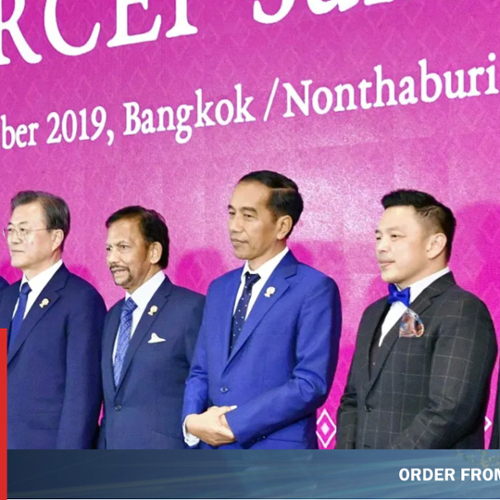 East Asian leaders posing together during a press conference.