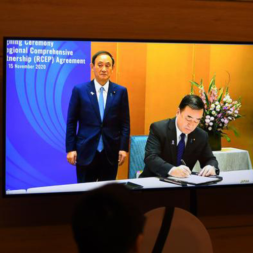 Chinese diplomats sign the new trade pact.