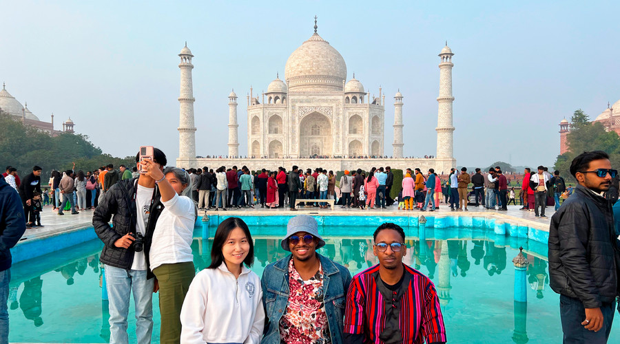 VOU - VOU dancer Taarei Weeks poses in front of the Taj Mahal in India!  #LifeOfADancer #VOUglobal #ProfessionalDancer #AdventureTime | Facebook