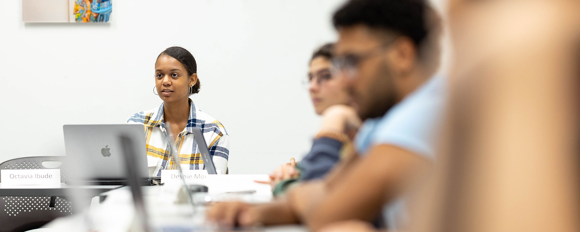 Deynie Mora ’25 discusses an assignment in HSSP 106a