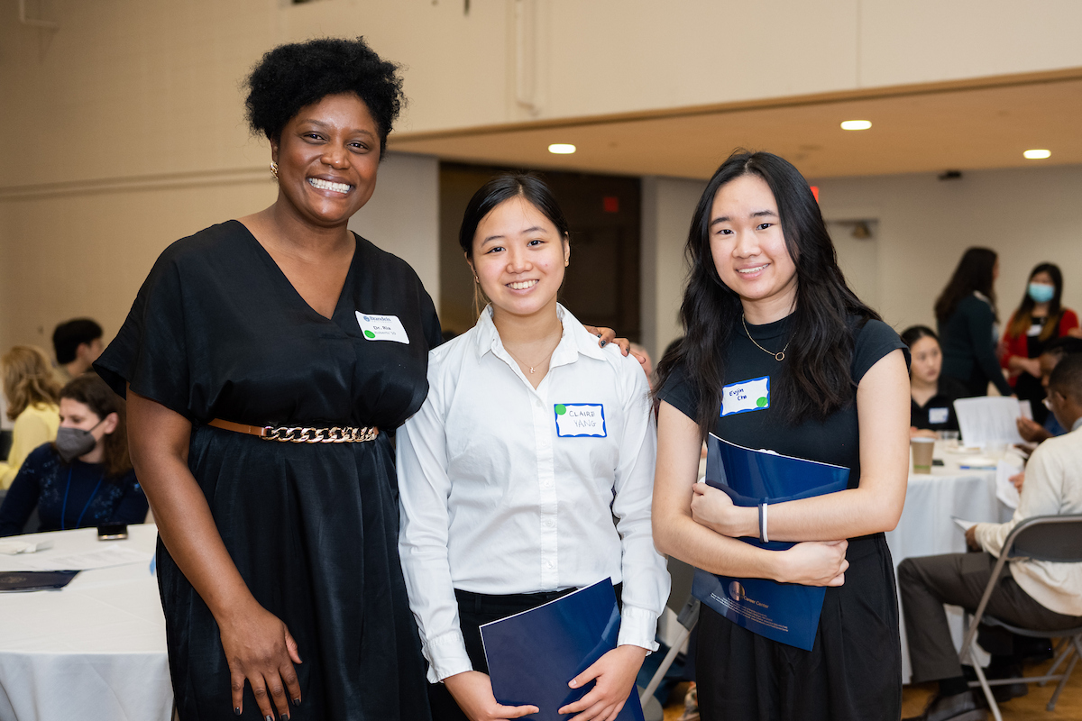 A mentor and two students at the annual Deis Dinner event.