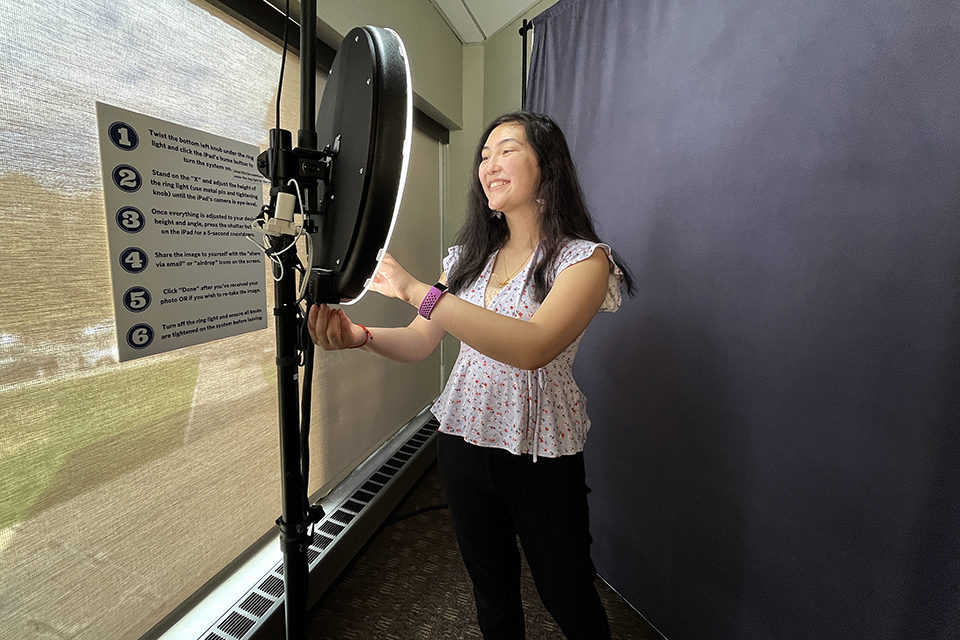 A student uses the LinkedIn Photo Booth at Hiatt