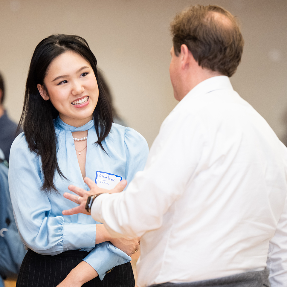 A student chats with an alum during Deis Dinner 2022