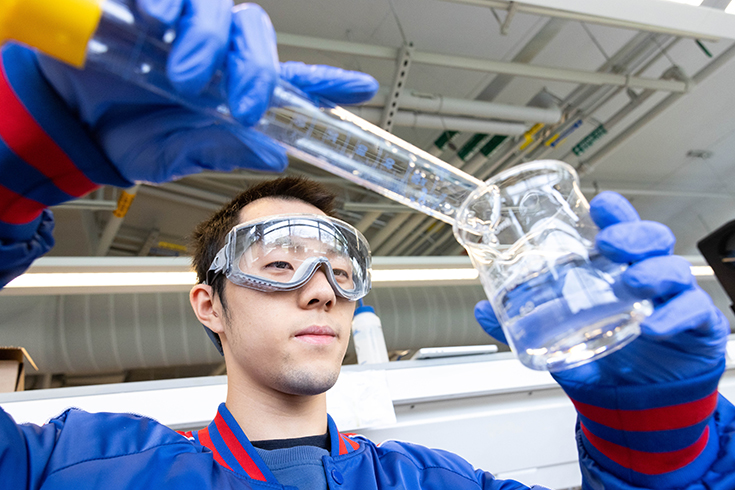 RuijianTan, ’26, pours a liquid from a graduated cylinder into a beaker during a chemistry lab in the Science Shapiro Center at Brandeis University on April 19, 2023. Photo/Gaelen Morse