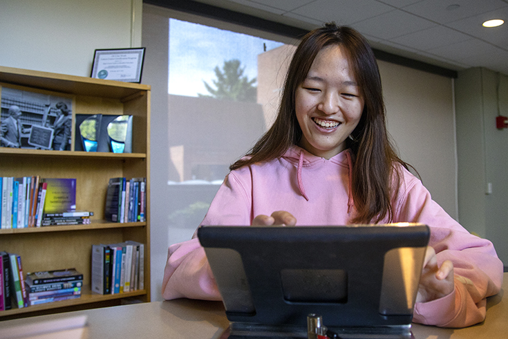 A student checks in for an appointment at the Hiatt Career Center.