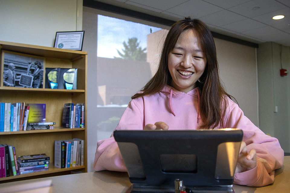 A student checks in for an appointment at the Hiatt Career Center.