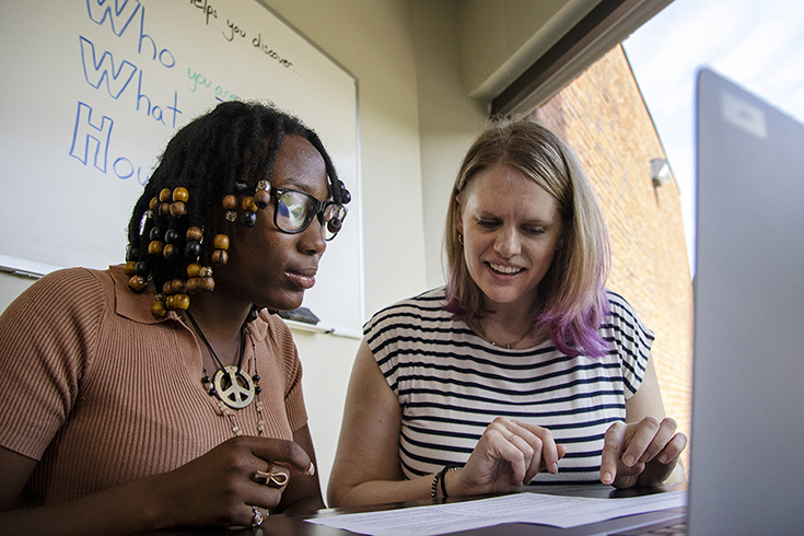 A student works on their personal statement with a Hiatt Career Counselor.