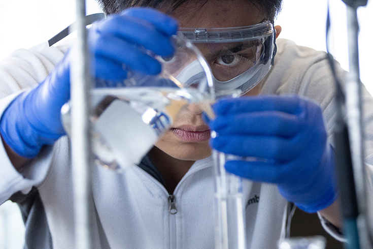 Kenneth Sicat ‘26 works in the chemistry lab in the Brandeis University on April 19, 2023. Photo/Dan Holmes
