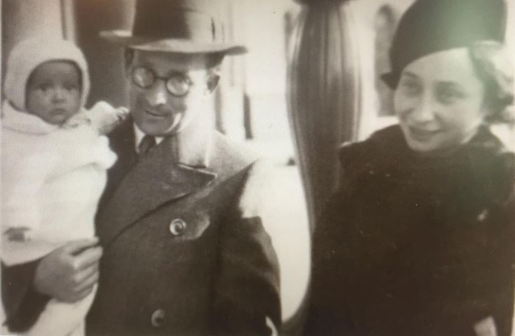 Mira Monet with her parents Mindla and David Monet before the war. (Private collection of the late Eliyahu Skovronsky and his son Jack Skovronsky)
