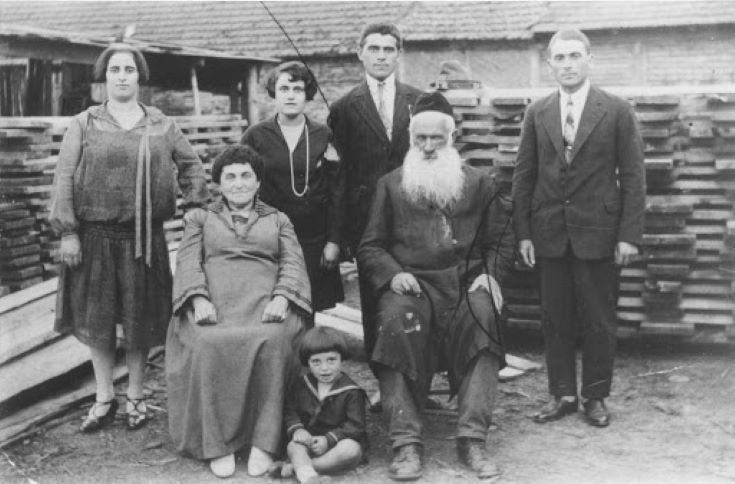 (The photo of the Rakowski and Banach family of Mira Monet in Kazimierza Wielka before 1939, from the USHMM collection)