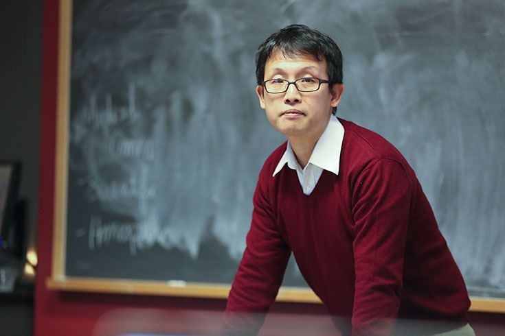 Professor Xing Hang in a classroom