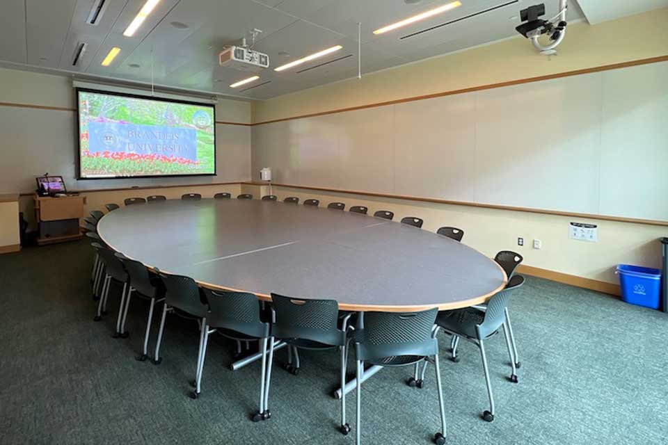 Mandel G10 front of classroom