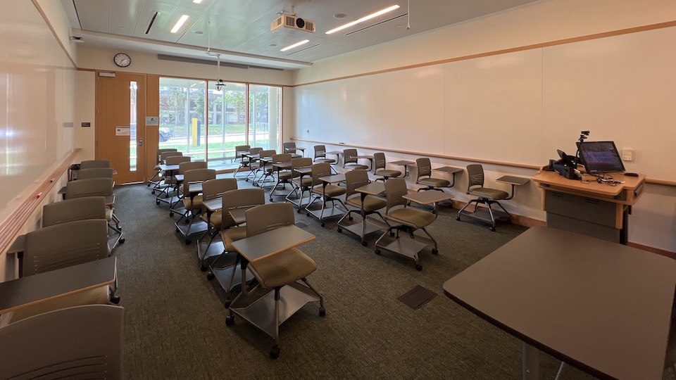 Mandel G11 back of classroom