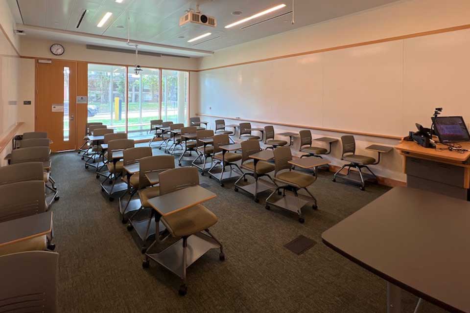 Mandel G11 back of classroom