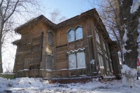 The wooden Soldiers' Synagogue in Siberia surrounded by snow.