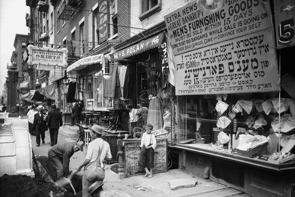 Lower East Side street scene in New York City in 1908